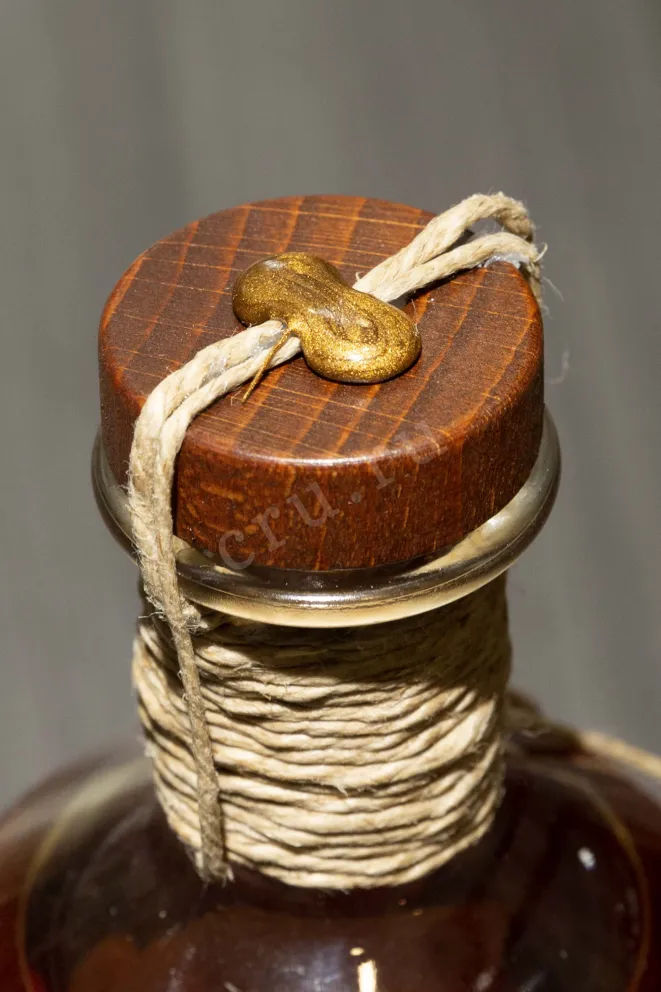Пробка Chateau de Montifaud Petite Champagne Millesime in wooden box 2005 0.7 л