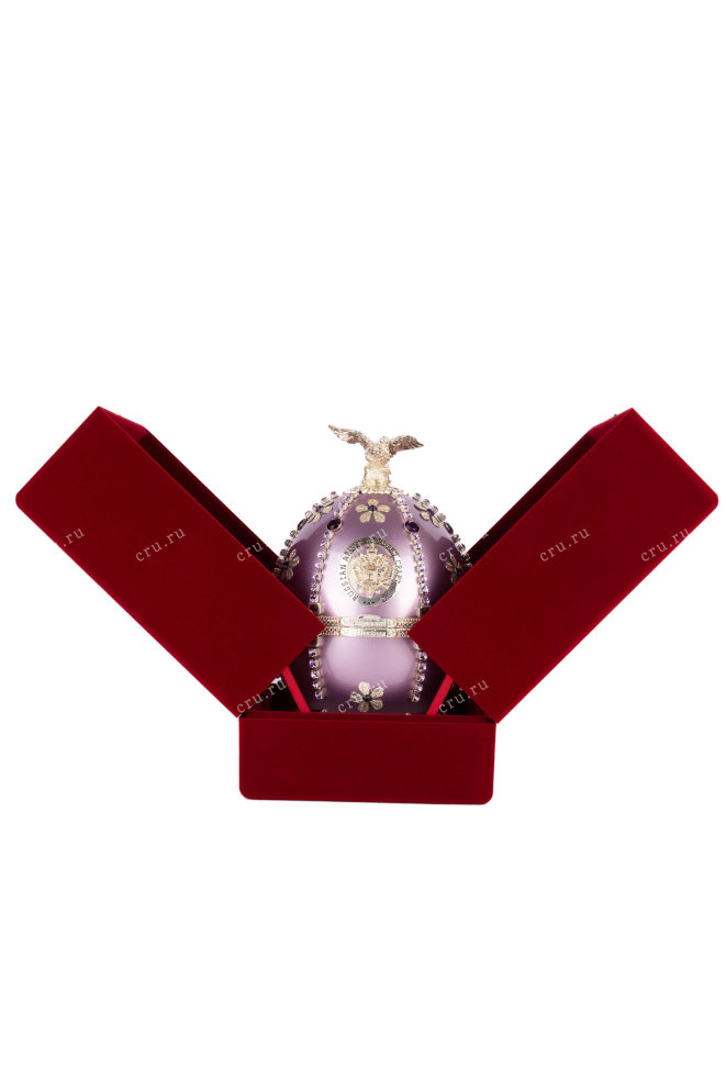 В подарочной коробке Imperial Collection Super Premium Faberge Lilac with Chain and Flowers 0.7 л