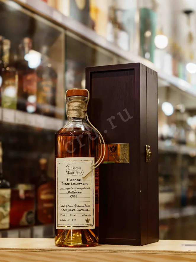 В магазине Крю Профи Chateau de Montifaud Petite Champagne Millesime in wooden box 2005 0.7 л