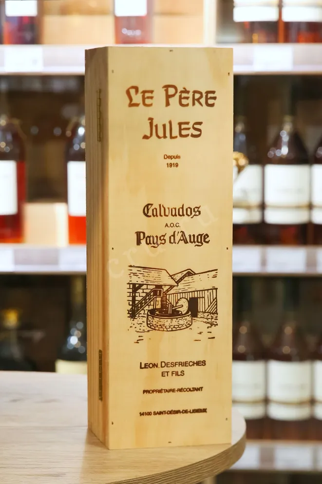 В магазине Крю Профи Le Pere Jules Pays d'Auge 40 ans in wooden box 0.7 л
