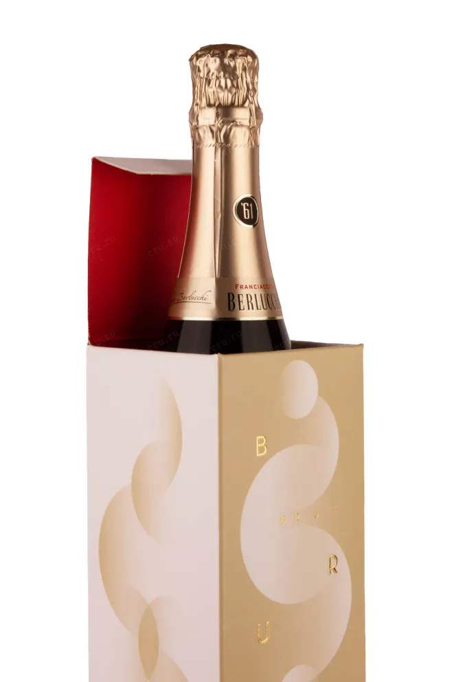 В подарочной коробке Berlucchi 61 Franciacorta Brut in giftbox 2018 0.75 л