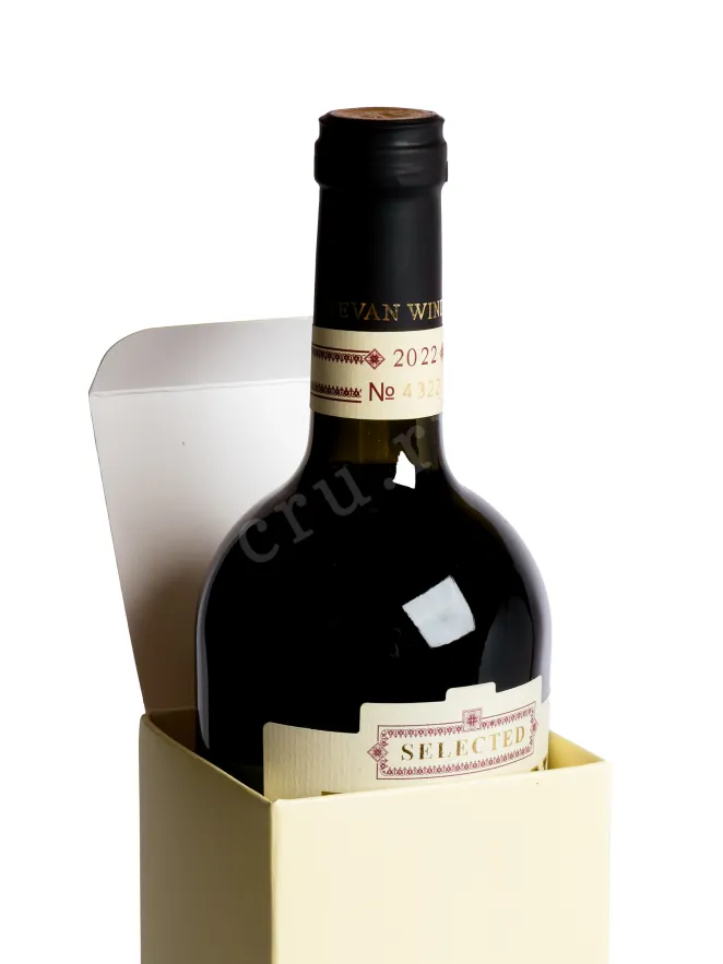В подарочной коробке Ijevan Selected Red Dry in gift box 2022 0.75 л