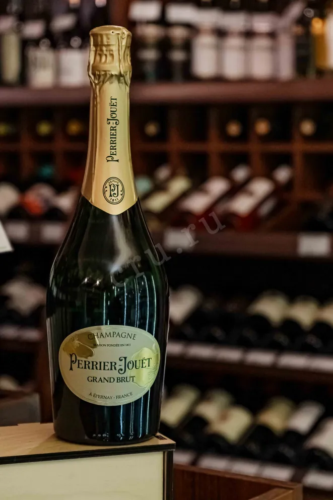 В магазине Крю Профи Perrier-Jouet Grand Brut in gift box 2021 0.75 л