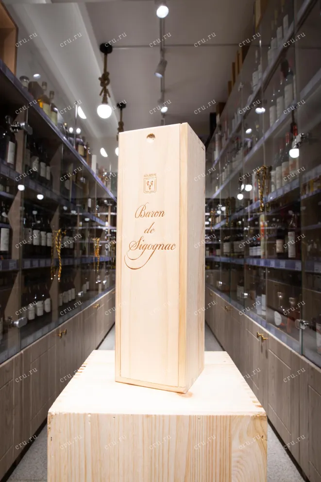 В магазине Крю Профи Baron de Sigognac 10 ans d'age wooden box 0.7 л