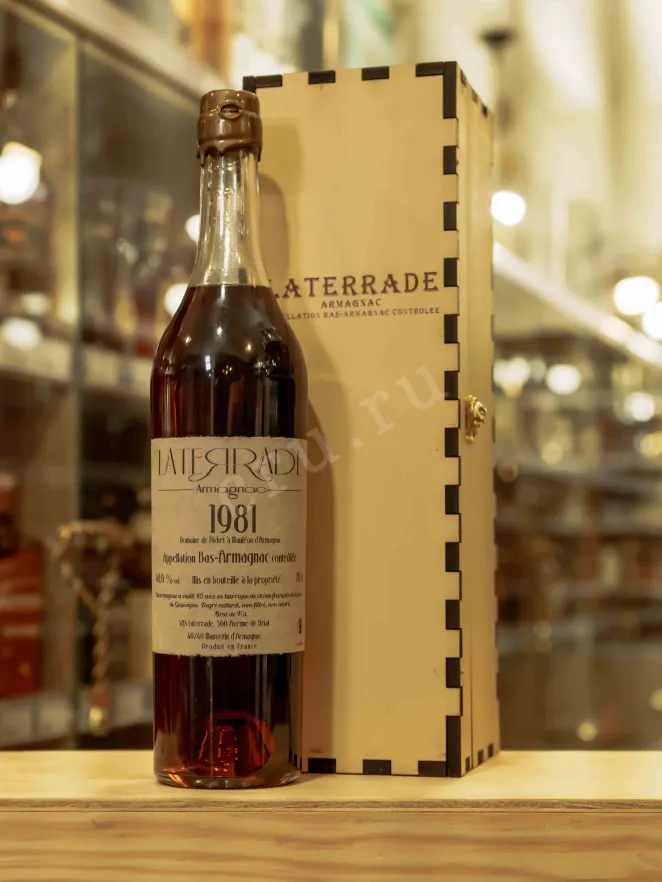 В магазине Крю Профи Laterrade Domaine de Pichet Bas-Armagnac in wooden box 1981 0.7 л