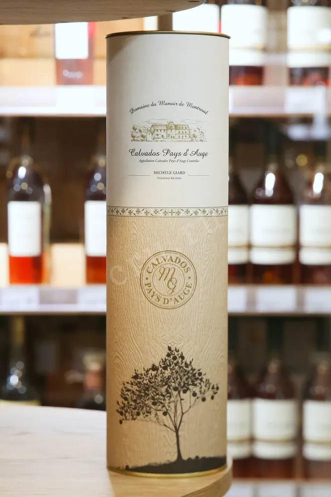 В магазине Крю Профи Domaine du Manoir de Montreuil Calvados Pays d'Auge in tube 1982 0.7 л