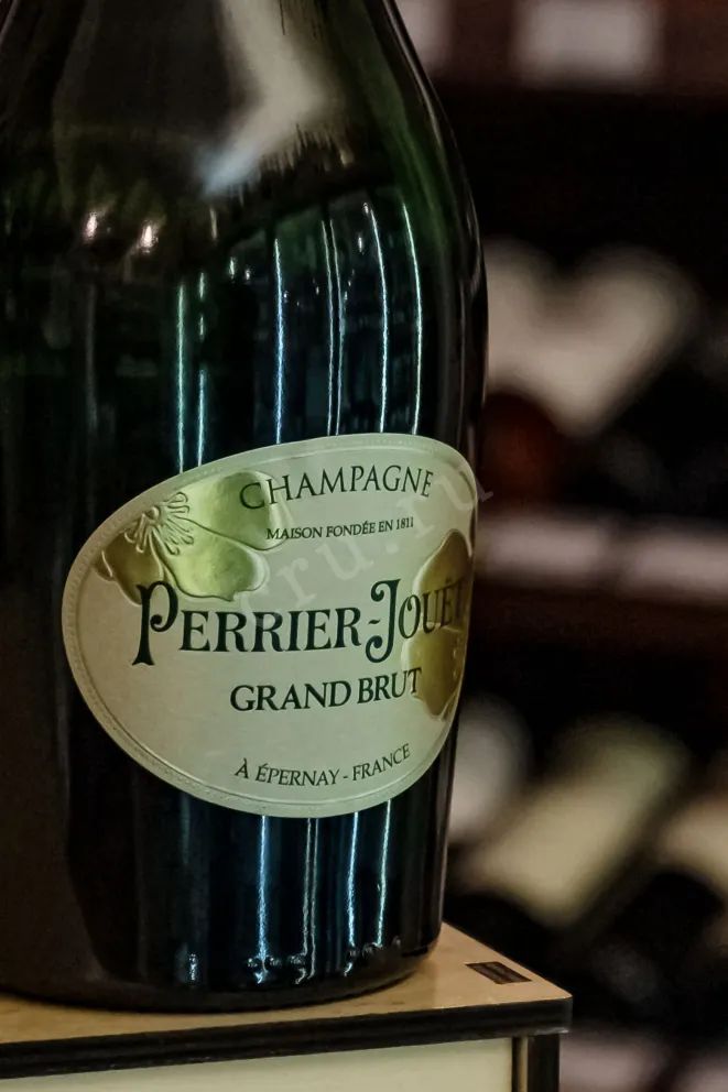 В магазине Крю Профи Perrier-Jouet Grand Brut in gift box 2021 0.75 л
