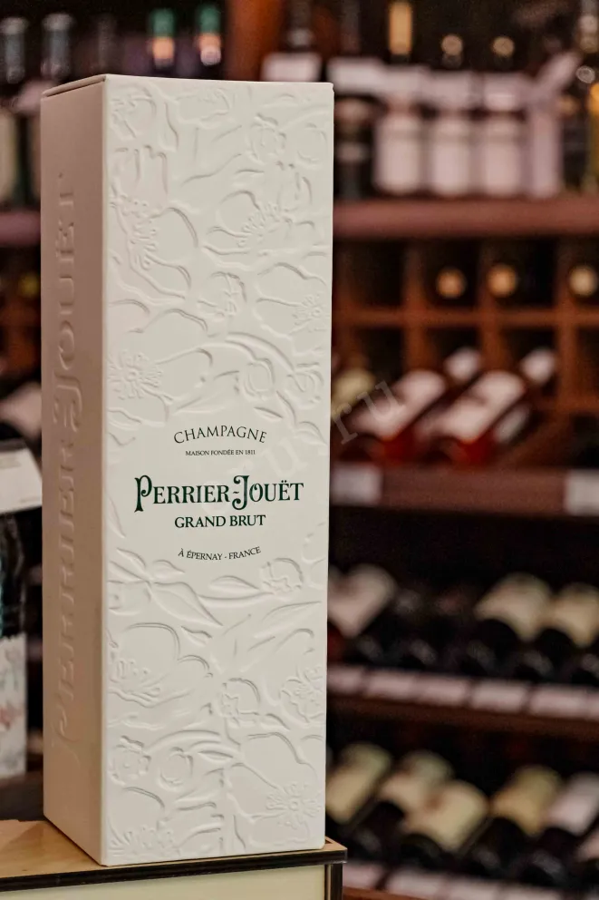 В магазине Крю Профи Perrier-Jouet Grand Brut in gift box 2021 0.75 л