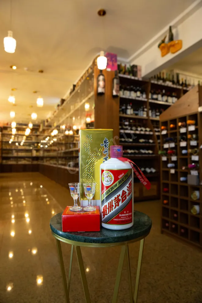 В магазине Крю Профи Kweichow Moutai gift box + 2 glasses 0.5 л