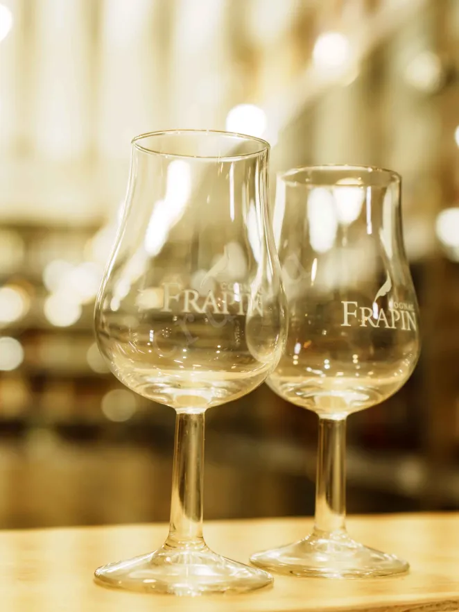 В магазине Крю Профи Frapin VSOP with 2 glasses 0.7 л