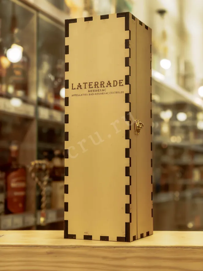 В магазине Крю Профи Laterrade Domaine de Coutchot Bas-Armagnac in wooden box 2010 0.7 л