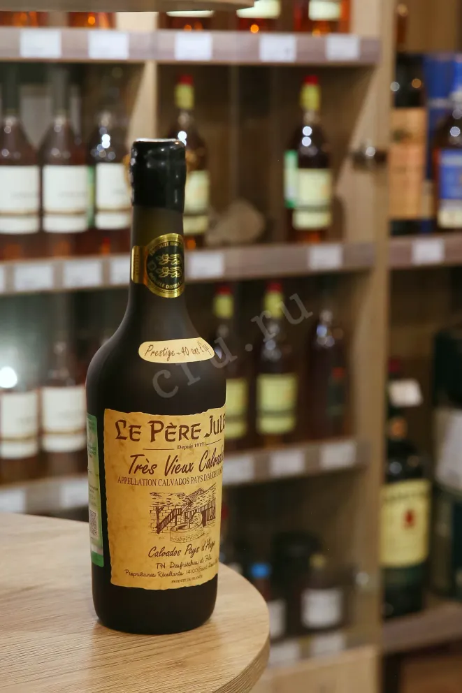 В магазине Крю Профи Le Pere Jules Pays d'Auge 40 ans in wooden box 0.7 л