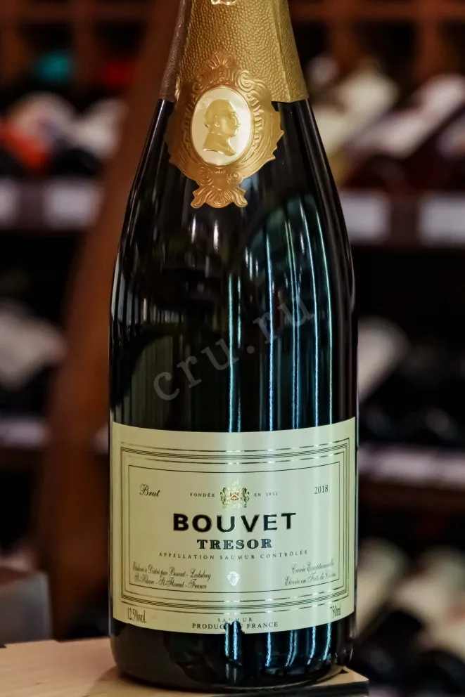 В магазине Крю Профи Bouvet Ladubay Tresor Saumur Brut gift box 2018 0.75 л