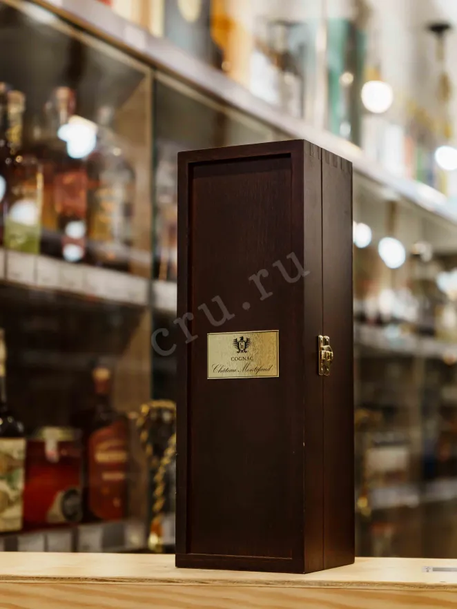 В магазине Крю Профи Chateau de Montifaud Petite Champagne Millesime in wooden box 2005 0.7 л
