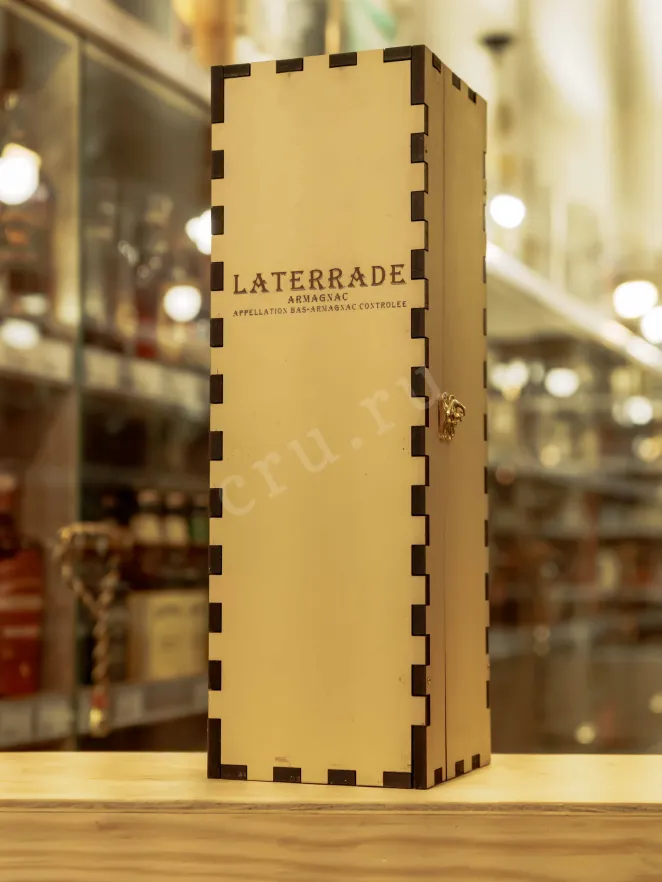 В магазине Крю Профи Laterrade Chateau de Briat Bas-Armagnac in wooden box 2001 0.7 л