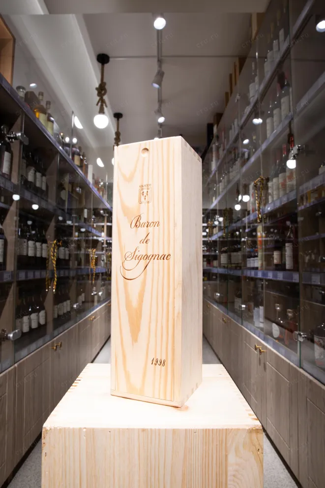 В магазине Крю Профи Baron de Sigognac wooden box 1998 0.7 л