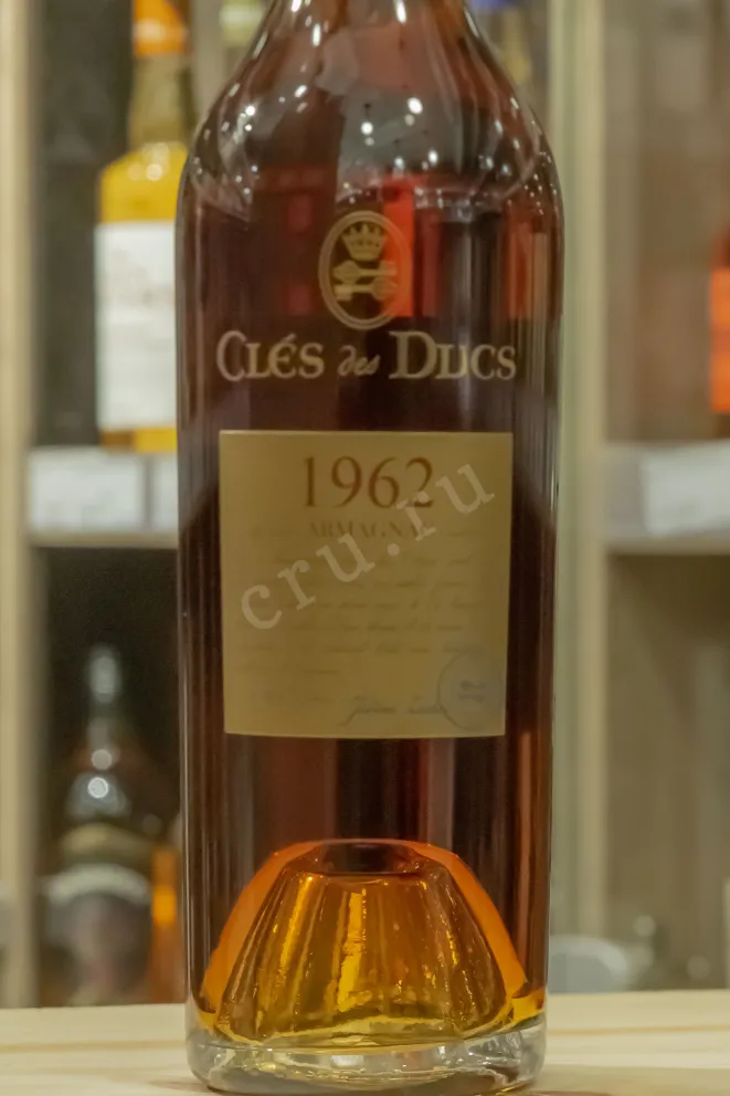 В магазине Крю Профи Cles des Ducs 1962 0.7 л