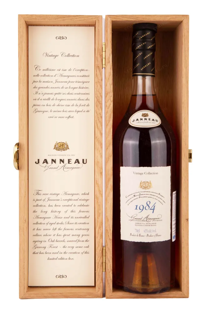 В деревянной коробке Janneau 1984 0.7 л