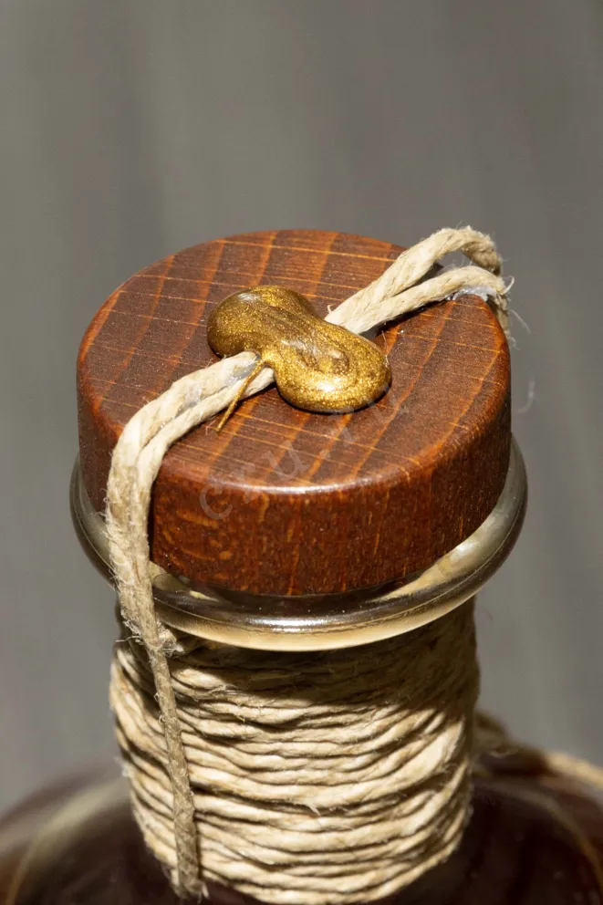 Пробка Chateau de Montifaud Millesime in wooden box 2004 0.7 л