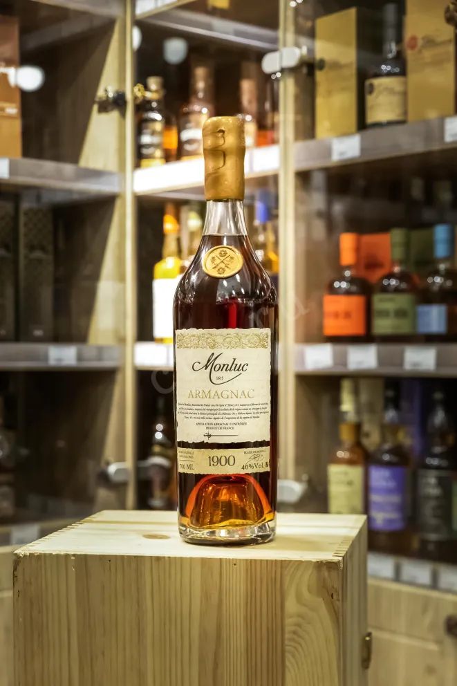 В магазине Крю Профи Monluc in wooden box 1900 0.7 л