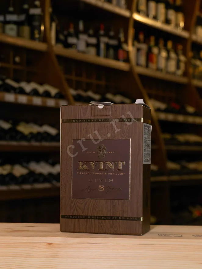 Коньяк Квинт Дивин 8 лет в подарочной упаковке  0.5 л