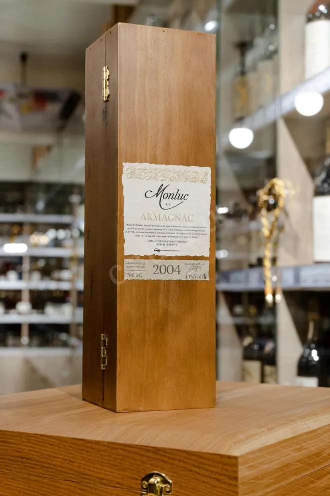 В магазине Крю Профи Monluc 2004 0.7 л