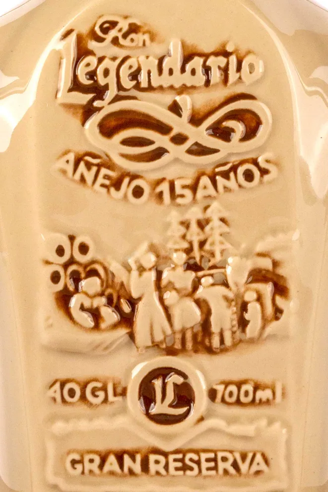 Этикетка Legendario Ron Gran Reserva 15 years ceramics in wooden box 0.7 л