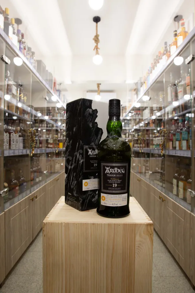 В магазине Крю Профи Ardbeg Traigh Bhan 19 years old gift box 0.7 л