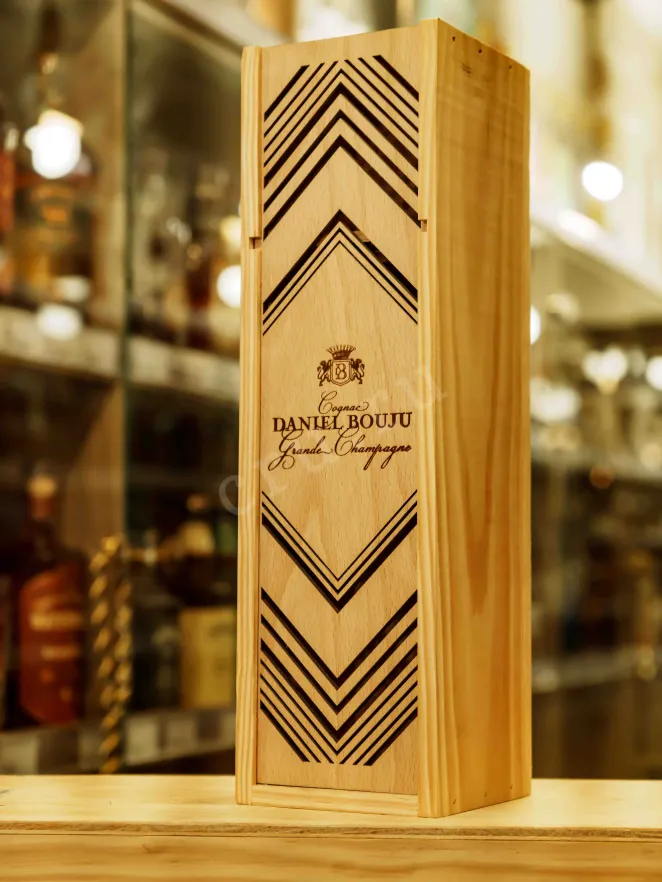 В магазине Крю Профи Brut de Fut Grande Champagne Daniel Bouju wooden box 1980 0.7 л