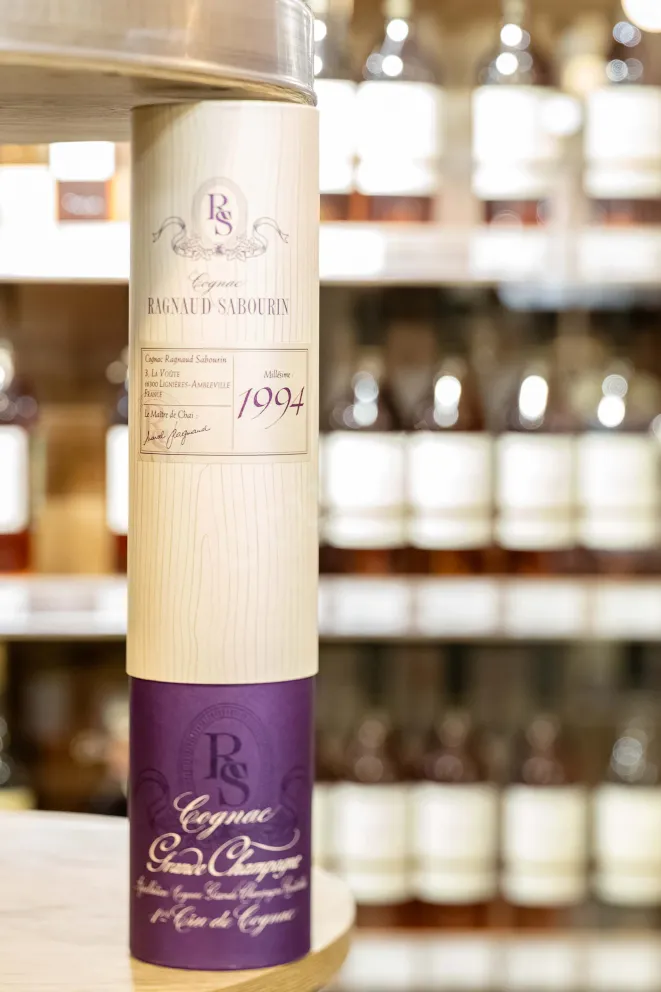 В магазине Крю Профи Ragnaud-Sabourin Millesime in gift tube 1990 0.7 л