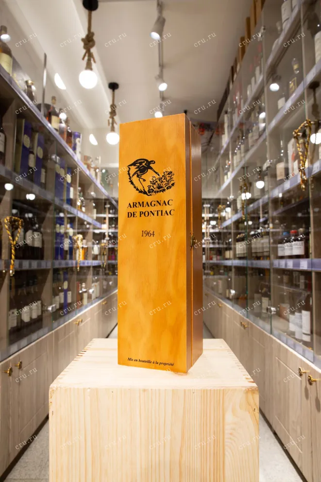 В магазине Крю Профи Bas-Armagnac De Pontiac wooden box 1964 0.7 л