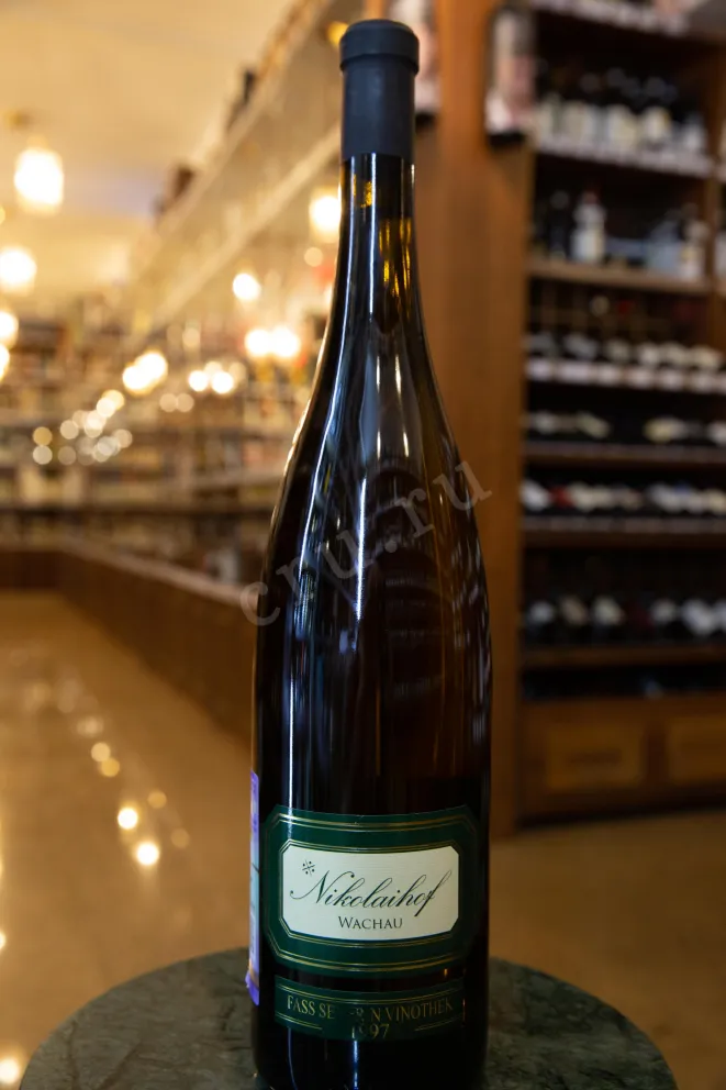 В магазине Крю Профи Nikolaihof Wachau Vinothek Fass Severin Riesling in wooden box 1997 1.5 л