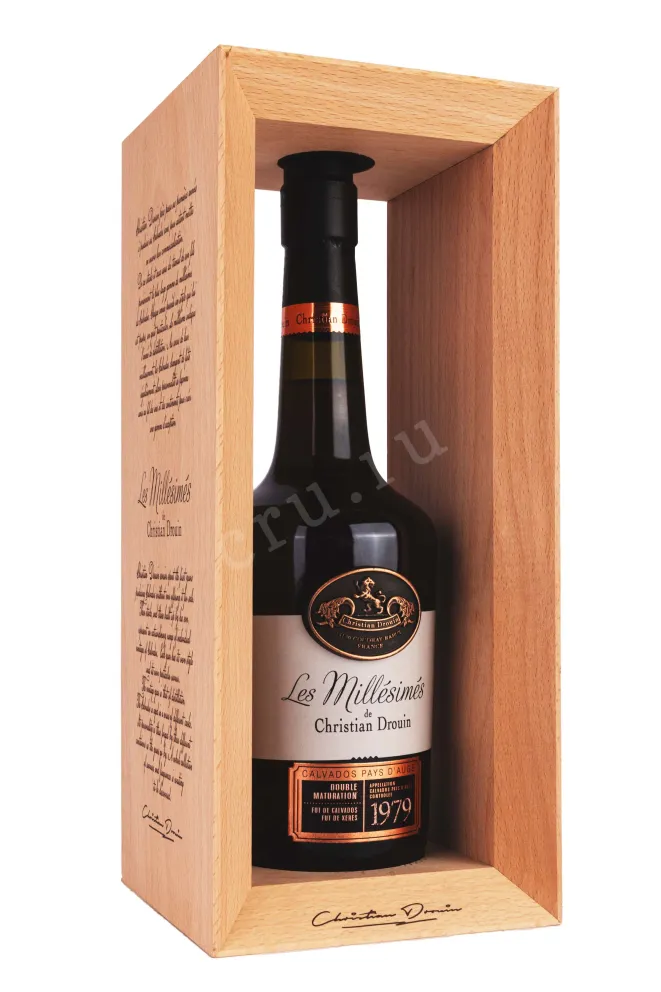 В подарочной коробке Christian Drouin Calvados Pays dAuge wooden box 1979 0.7 л