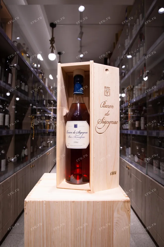 В магазине Крю Профи Baron de Sigognac wooden box 1984 0.7 л