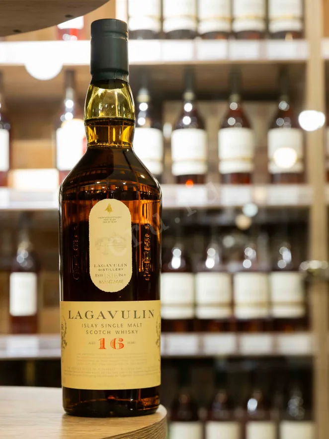 Виски Lagavulin 16 years with gift box  0.7 л