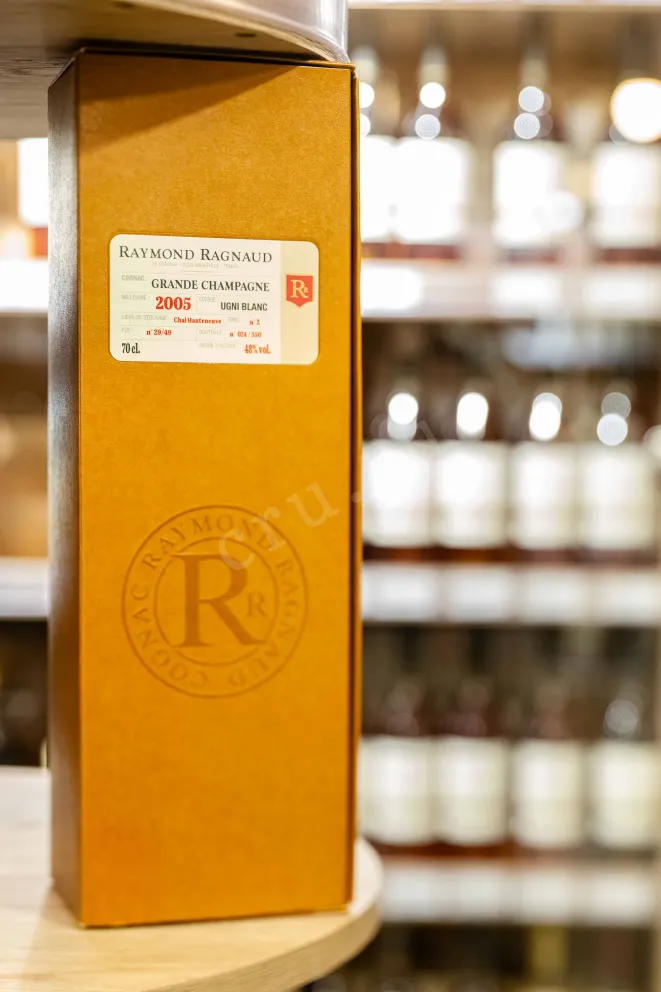 В магазине Крю Профи Raymond Ragnaud Millesime Grande Champagne in gift box 2005 0.7 л