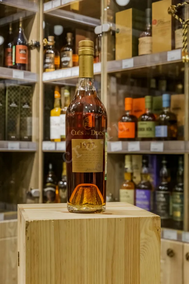 В магазине Крю Профи Cles des Ducs 1977 0.7 л