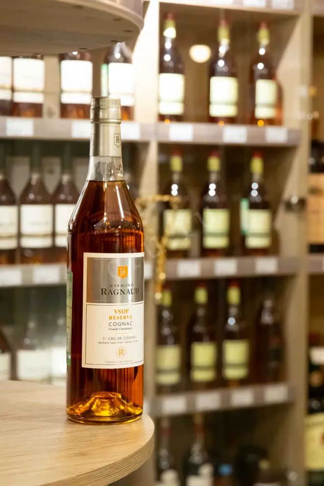В магазине Крю Профи Raymond Ragnaud VSOP Reserve Grand Champagne 1er Cru De Cognac in gift box 0.7 л