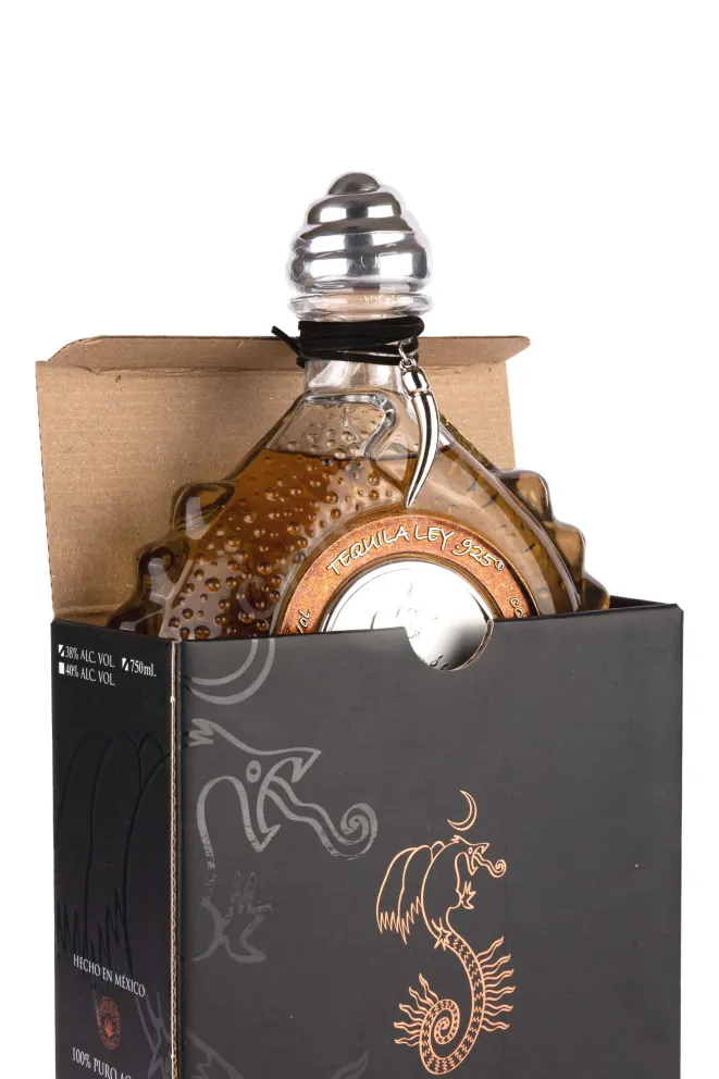 В подарочной коробке Ley 925 Diamond Anejo Premium gift box  0.75 л