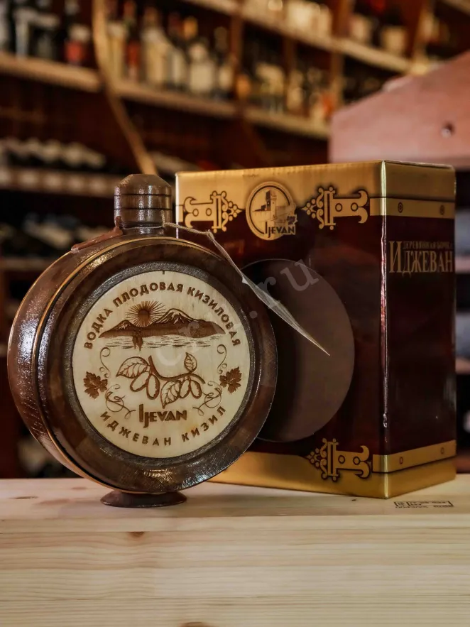 Водка Иджеван Кизиловая в деревянной бочке  0.7 л