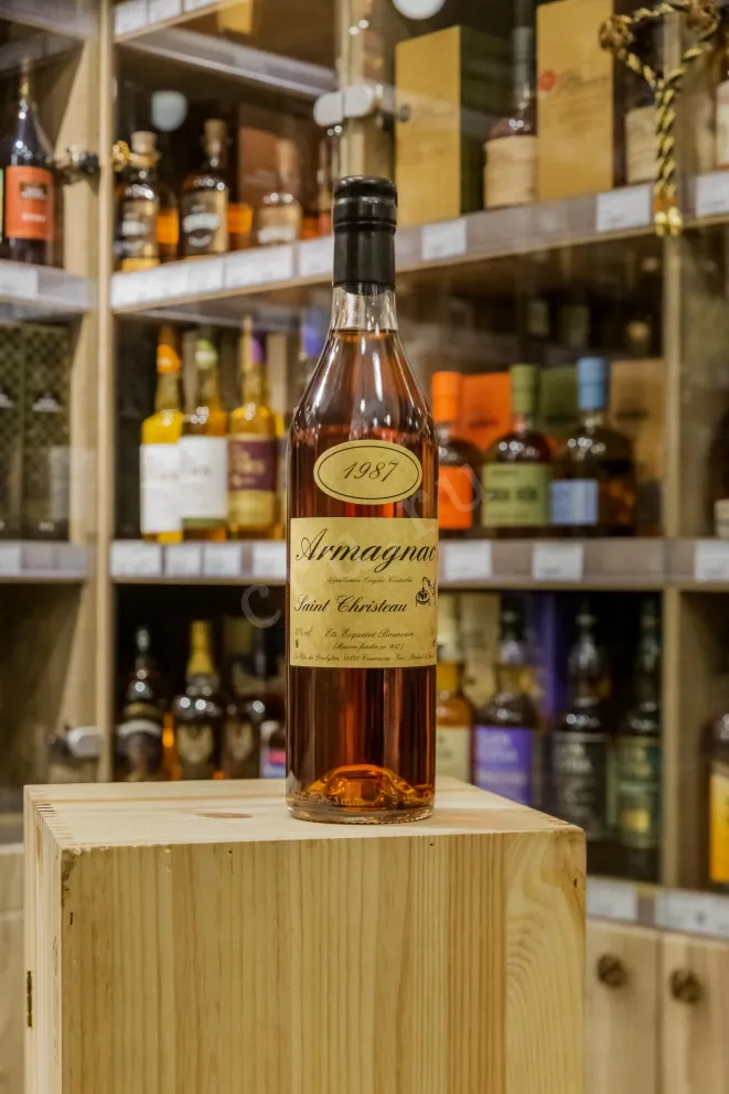 В магазине Крю Профи Saint-Christeau 1987 0.7 л