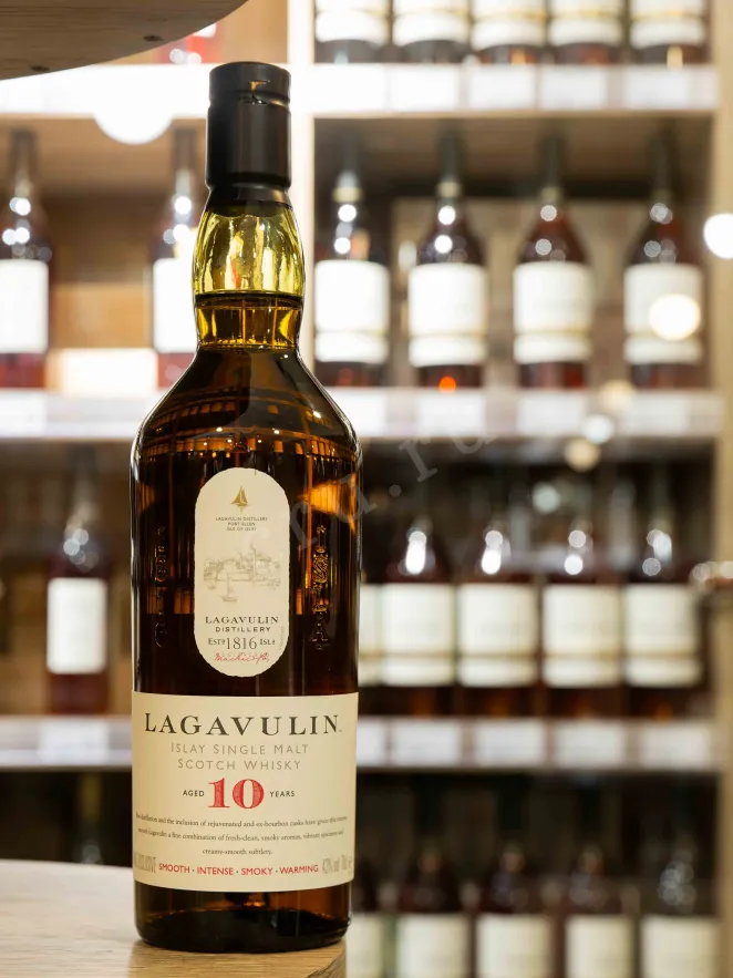 В магазине Крю Профи Lagavulin 10 years old gift box 0.7 л