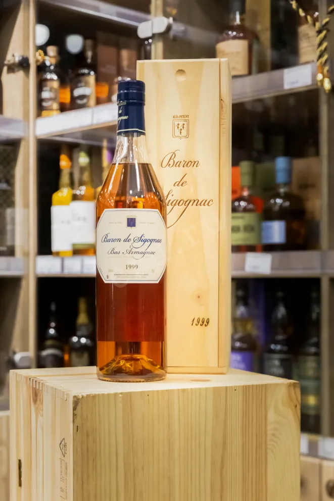 В магазине Крю Профи Baron de Sigognac wooden box 1999 0.7 л