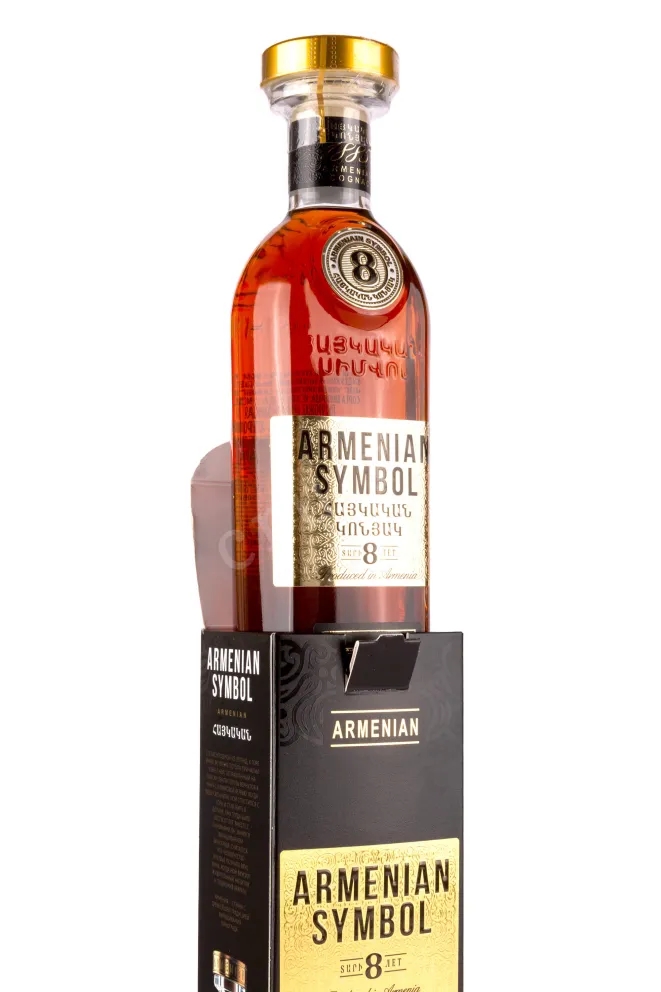 В подарочной коробке Armenian Symbol 8 years 0.5 л
