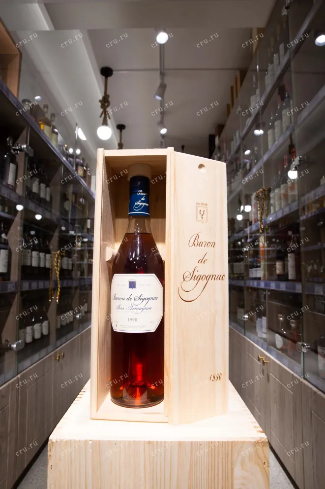 В магазине Крю Профи Baron de Sigognac wooden box 1990 0.7 л
