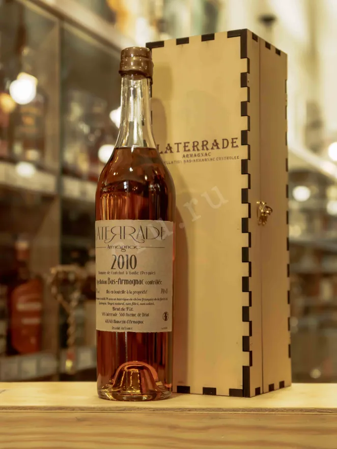 В магазине Крю Профи Laterrade Domaine de Coutchot Bas-Armagnac in wooden box 2010 0.7 л