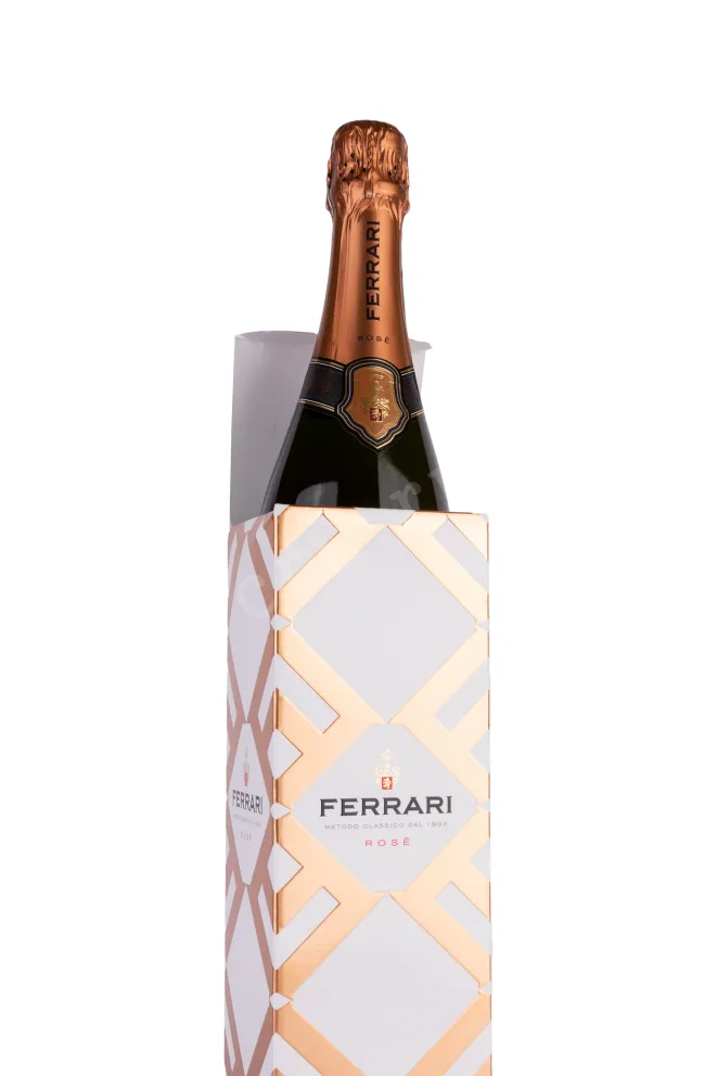 В подарочной коробке Ferrari Rose Brut Trento gift box 2019 0.75 л