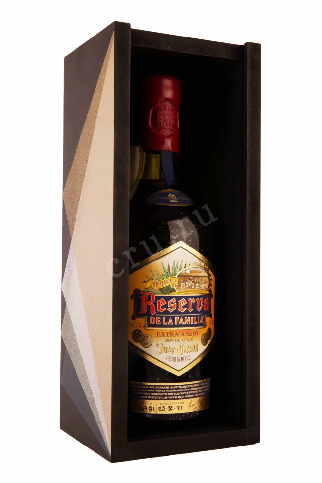 В подарочной коробке Jose Cuervo Reserva De La Familia Extra Anejo 0.75 л