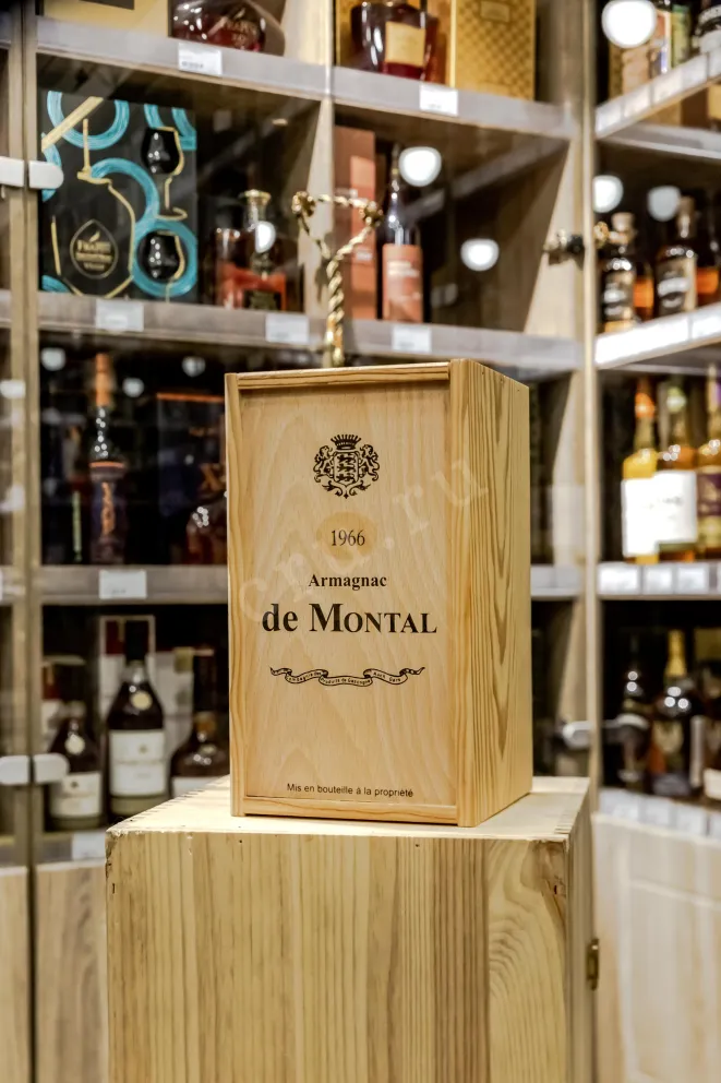 В магазине Крю Профи De  Montal 1966 0.7 л