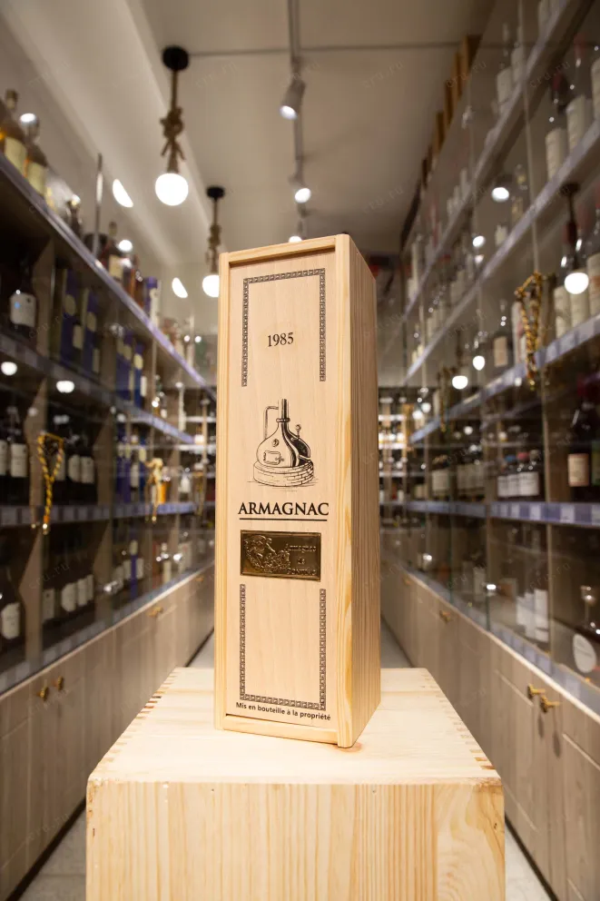 В магазине Крю Профи De Pontiac Bas-Armagnac in wooden box 1985 0.7 л
